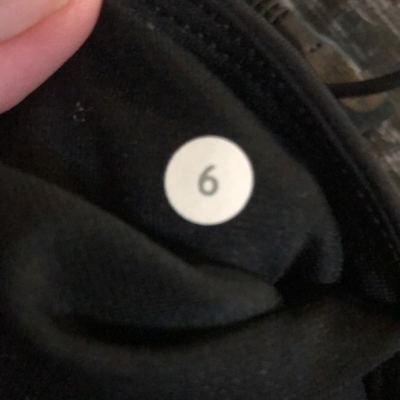 Lululemon Ladies Crop - Picture 5 of 5